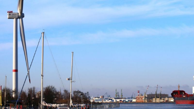 Die Windenergieanlage Ad 8-180 mit einer Leistung von 8 Megawatt und einem Durchmesser der Rotorblätter von 180 Metern steht in Bremerhaven. Sie dient den Forschenden als Testanlage.